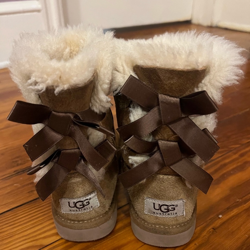 UGG Kids Bailey Bow II Boots in chestnut